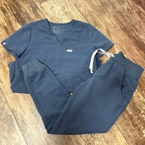 FIGS Women’s navy blue set